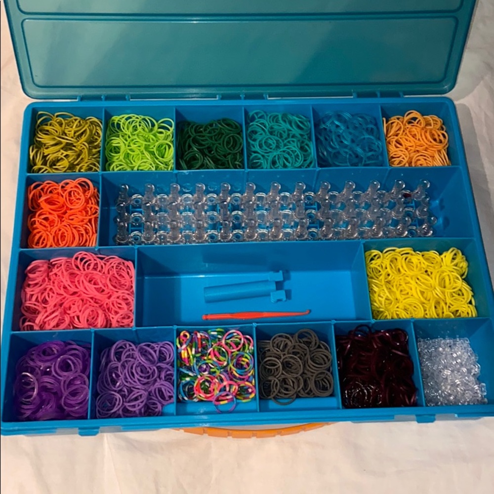 Rainbow loom kit with 14 rubber band colors